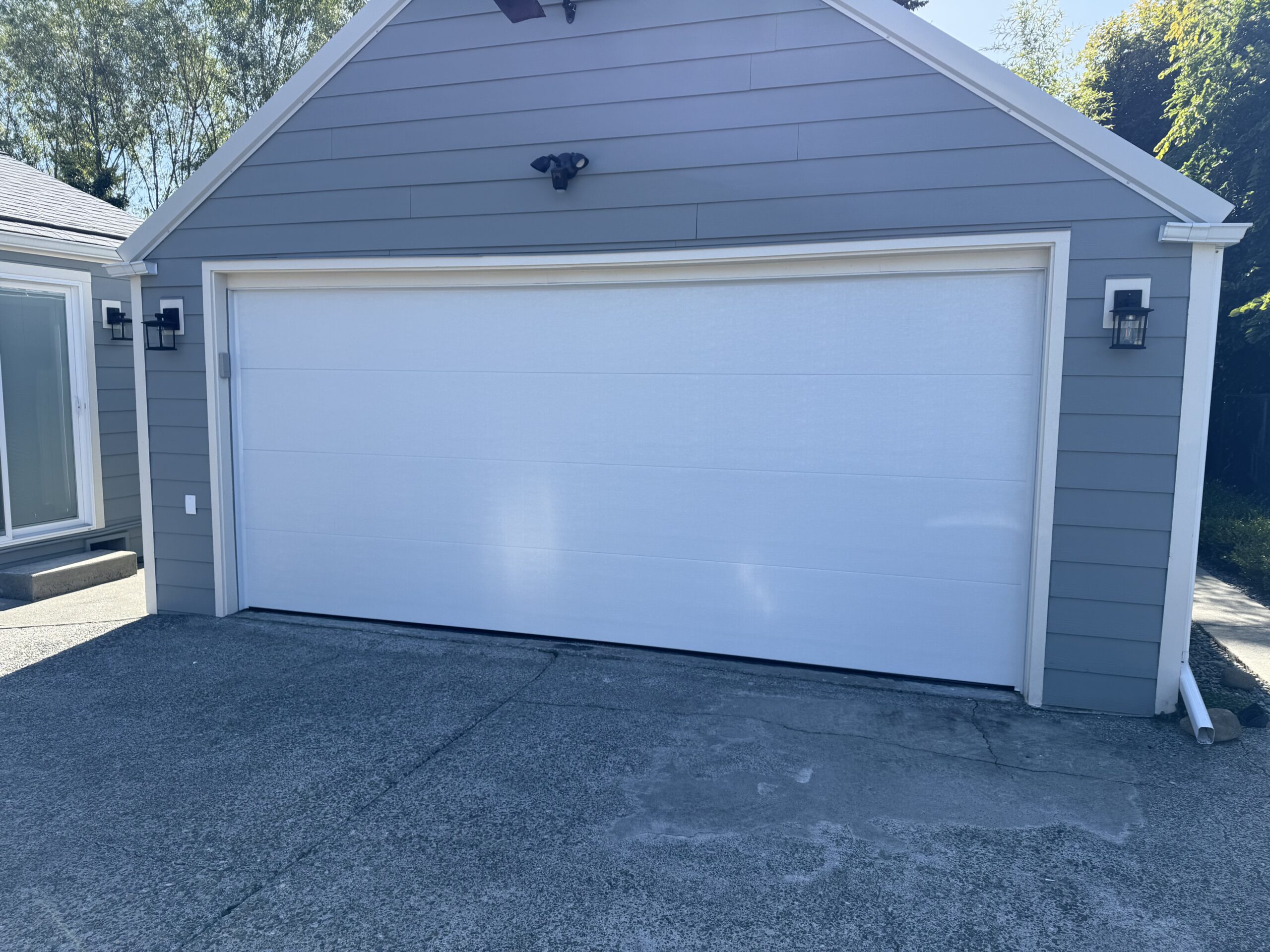 after-garage-door-update-wayne-dalton-9100-flush-panel-door-16-x-7-burien-wa white garage door on a house with a flush panel door